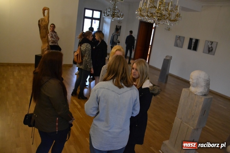 Zdjęcie w galerii na portalu naszraciborz.pl: ŚWIATŁOCZUŁE - wernisaż sióstr Fober na Zamku Piastowskim  wiadomości z regionu