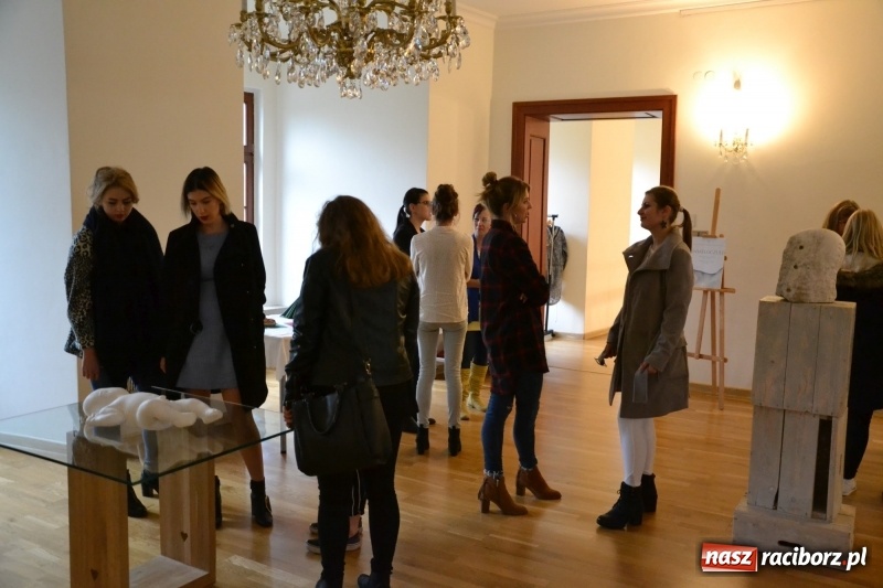 Zdjęcie w galerii na portalu naszraciborz.pl: ŚWIATŁOCZUŁE - wernisaż sióstr Fober na Zamku Piastowskim  wiadomości z regionu
