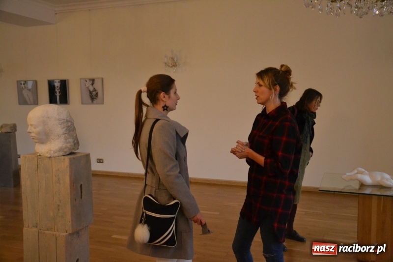 Zdjęcie w galerii na portalu naszraciborz.pl: ŚWIATŁOCZUŁE - wernisaż sióstr Fober na Zamku Piastowskim  wiadomości z regionu