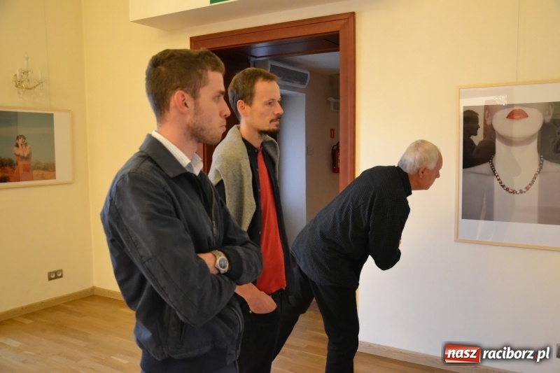 Zdjęcie w galerii na portalu naszraciborz.pl: ŚWIATŁOCZUŁE - wernisaż sióstr Fober na Zamku Piastowskim  wiadomości z regionu