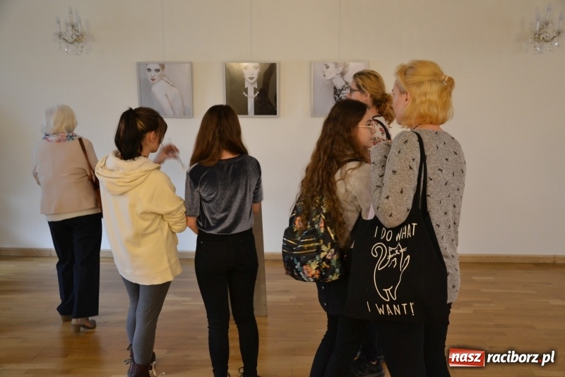 Zdjęcie w galerii na portalu naszraciborz.pl: ŚWIATŁOCZUŁE - wernisaż sióstr Fober na Zamku Piastowskim  wiadomości z regionu