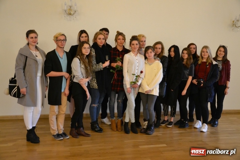 Zdjęcie w galerii na portalu naszraciborz.pl: ŚWIATŁOCZUŁE - wernisaż sióstr Fober na Zamku Piastowskim  wiadomości z regionu