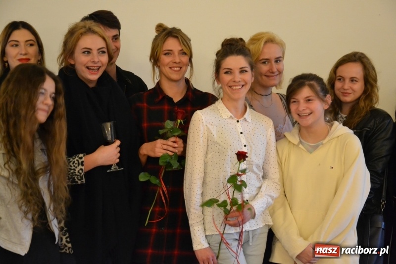 Zdjęcie w galerii na portalu naszraciborz.pl: ŚWIATŁOCZUŁE - wernisaż sióstr Fober na Zamku Piastowskim  wiadomości z regionu