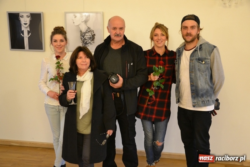 Zdjęcie w galerii na portalu naszraciborz.pl: ŚWIATŁOCZUŁE - wernisaż sióstr Fober na Zamku Piastowskim  wiadomości z regionu