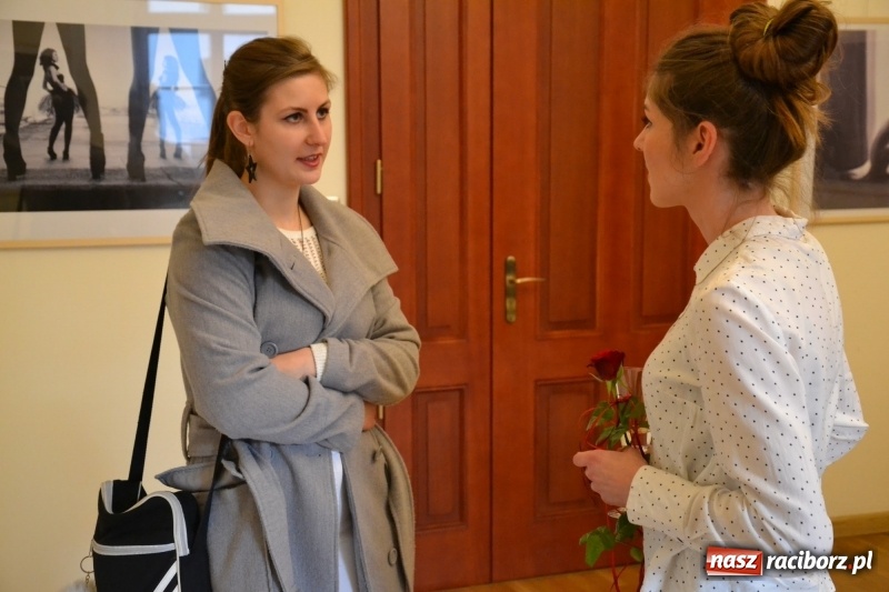 Zdjęcie w galerii na portalu naszraciborz.pl: ŚWIATŁOCZUŁE - wernisaż sióstr Fober na Zamku Piastowskim  wiadomości z regionu