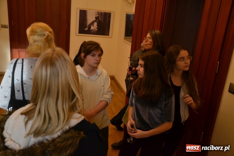 Zdjęcie w galerii na portalu naszraciborz.pl: ŚWIATŁOCZUŁE - wernisaż sióstr Fober na Zamku Piastowskim  wiadomości z regionu