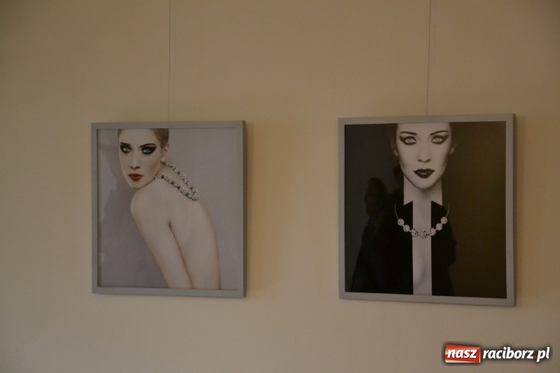 Zdjęcie w galerii na portalu naszraciborz.pl: ŚWIATŁOCZUŁE - wernisaż sióstr Fober na Zamku Piastowskim  wiadomości z regionu