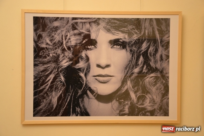 Zdjęcie w galerii na portalu naszraciborz.pl: ŚWIATŁOCZUŁE - wernisaż sióstr Fober na Zamku Piastowskim  wiadomości z regionu