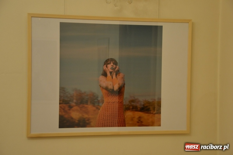 Zdjęcie w galerii na portalu naszraciborz.pl: ŚWIATŁOCZUŁE - wernisaż sióstr Fober na Zamku Piastowskim  wiadomości z regionu