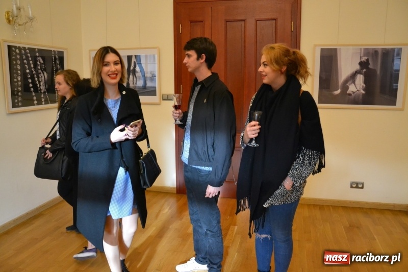 Zdjęcie w galerii na portalu naszraciborz.pl: ŚWIATŁOCZUŁE - wernisaż sióstr Fober na Zamku Piastowskim  wiadomości z regionu