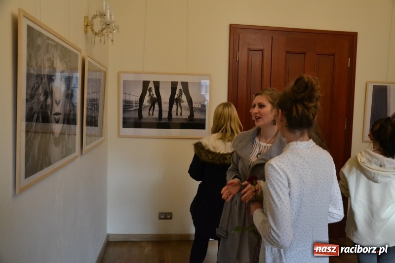 Zdjęcie w galerii na portalu naszraciborz.pl: ŚWIATŁOCZUŁE - wernisaż sióstr Fober na Zamku Piastowskim  wiadomości z regionu