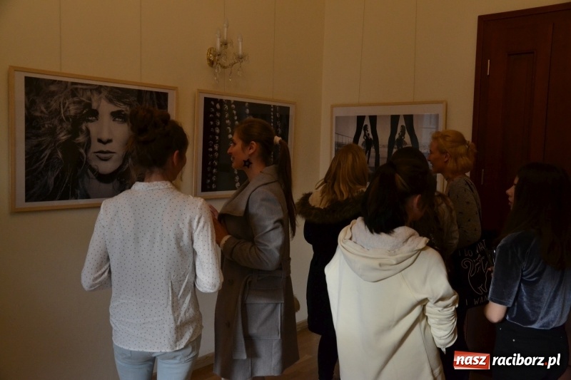 Zdjęcie w galerii na portalu naszraciborz.pl: ŚWIATŁOCZUŁE - wernisaż sióstr Fober na Zamku Piastowskim  wiadomości z regionu