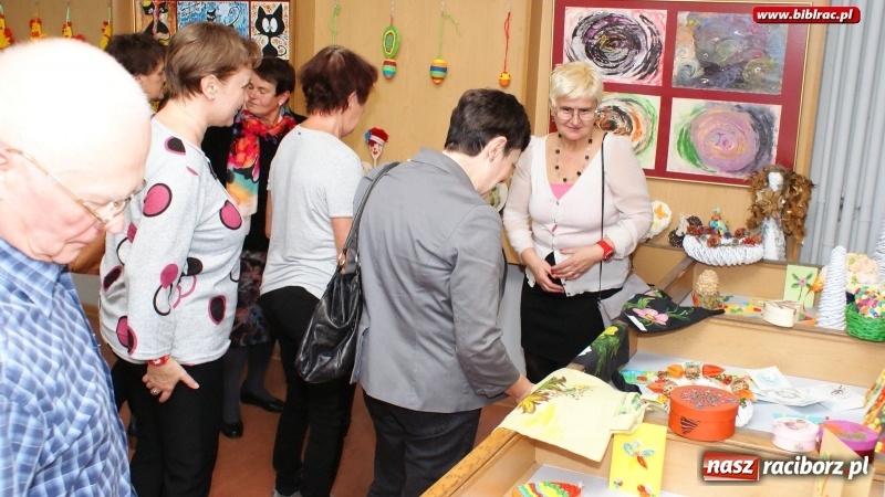 Zdjęcie w galerii na portalu naszraciborz.pl: Wernisaż wystawy Stowarzyszenia PERSONA w raciborskiej bibliotece wiadomości z regionu