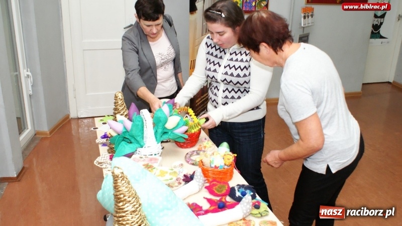 Zdjęcie w galerii na portalu naszraciborz.pl: Wernisaż wystawy Stowarzyszenia PERSONA w raciborskiej bibliotece wiadomości z regionu