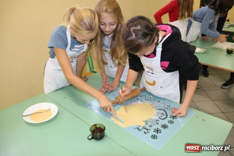 Zdjęcie w galerii na portalu naszraciborz.pl: Uczniowie z Nędzy z kolegami z Czech odkrywają tradycje kulinarne swoich babć wiadomości z regionu