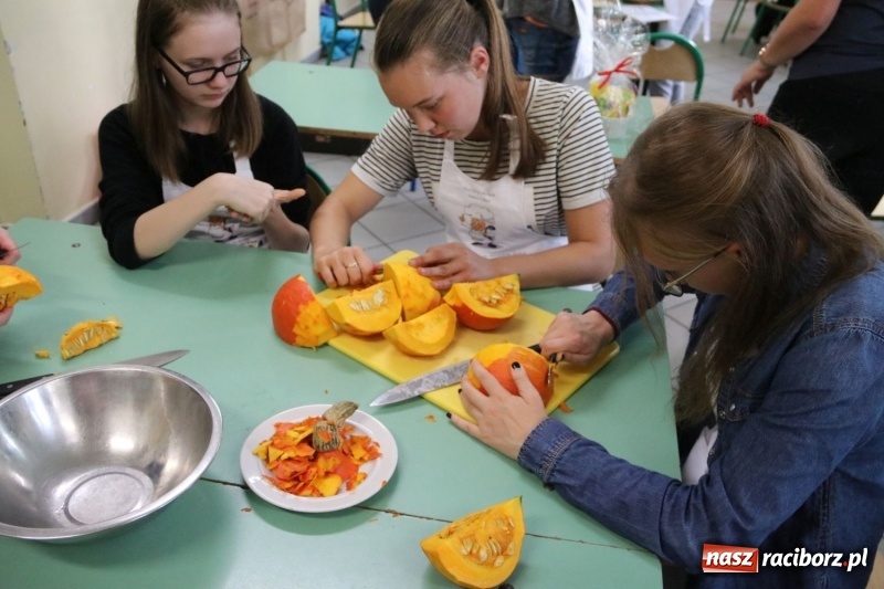 Zdjęcie w galerii na portalu naszraciborz.pl: Uczniowie z Nędzy z kolegami z Czech odkrywają tradycje kulinarne swoich babć wiadomości z regionu