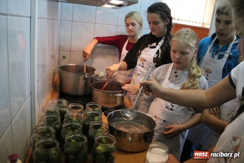 Zdjęcie w galerii na portalu naszraciborz.pl: Uczniowie z Nędzy z kolegami z Czech odkrywają tradycje kulinarne swoich babć wiadomości z regionu