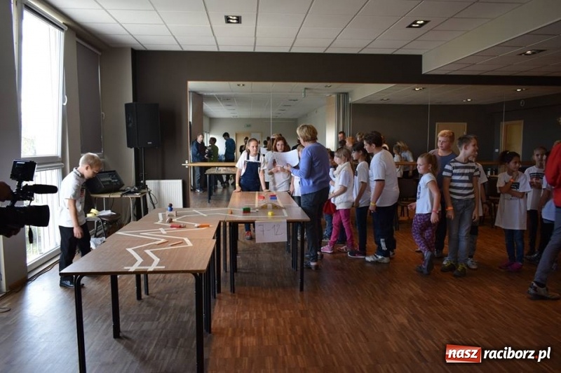 Zdjęcie w galerii na portalu naszraciborz.pl: W Kuźni rozegrano mistrzostwa świata gry w kapsle wiadomości z regionu