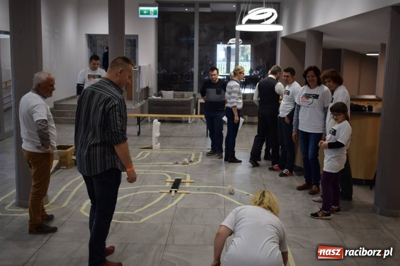 Zdjęcie w galerii na portalu naszraciborz.pl: W Kuźni rozegrano mistrzostwa świata gry w kapsle wiadomości z regionu