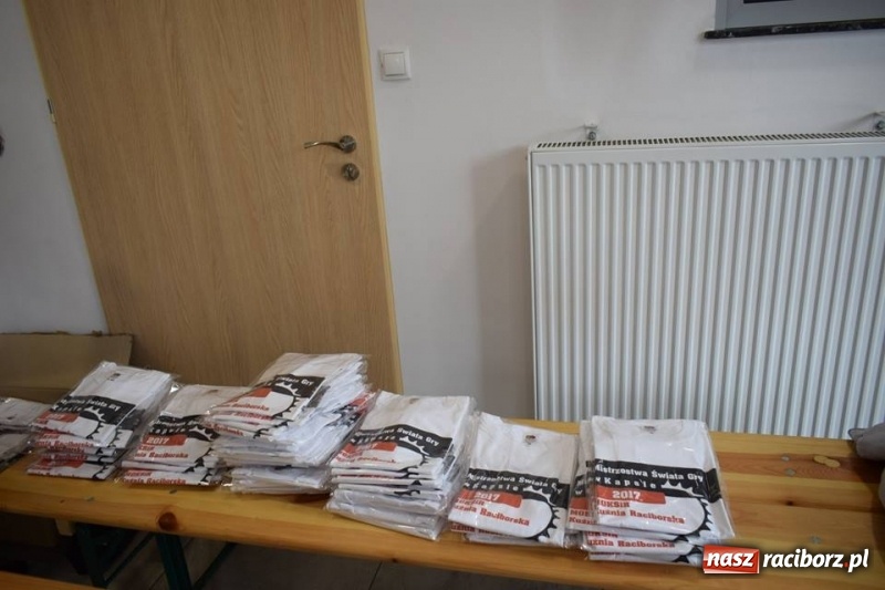 Zdjęcie w galerii na portalu naszraciborz.pl: W Kuźni rozegrano mistrzostwa świata gry w kapsle wiadomości z regionu