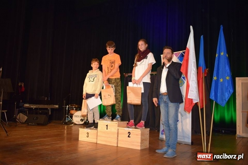 Zdjęcie w galerii na portalu naszraciborz.pl: W Kuźni rozegrano mistrzostwa świata gry w kapsle wiadomości z regionu