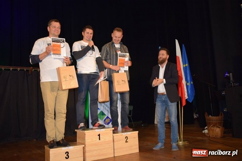 Zdjęcie w galerii na portalu naszraciborz.pl: W Kuźni rozegrano mistrzostwa świata gry w kapsle wiadomości z regionu