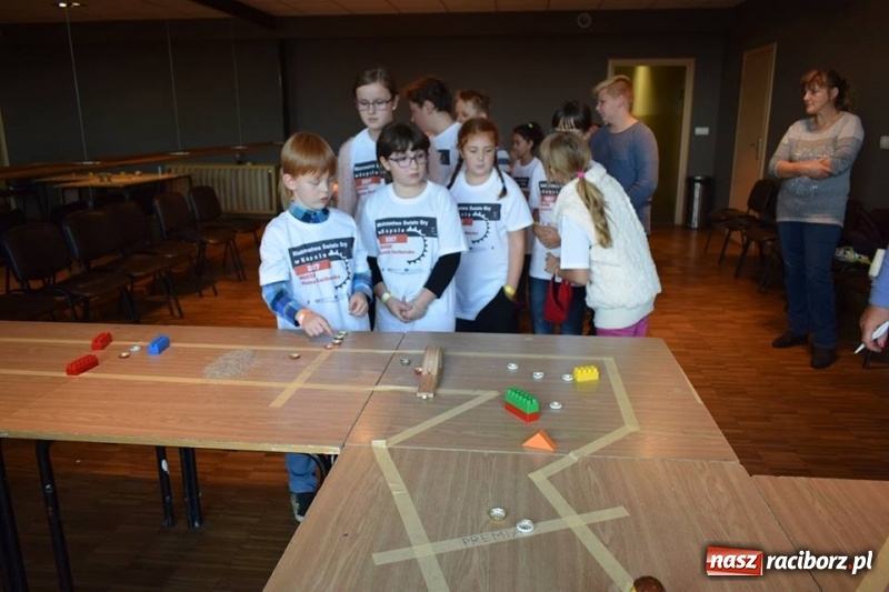 Zdjęcie w galerii na portalu naszraciborz.pl: W Kuźni rozegrano mistrzostwa świata gry w kapsle wiadomości z regionu