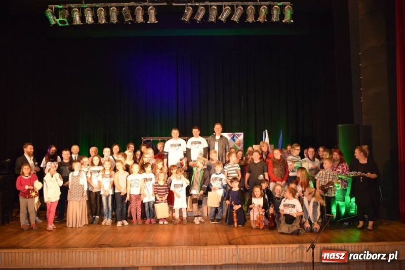 Zdjęcie w galerii na portalu naszraciborz.pl: W Kuźni rozegrano mistrzostwa świata gry w kapsle wiadomości z regionu