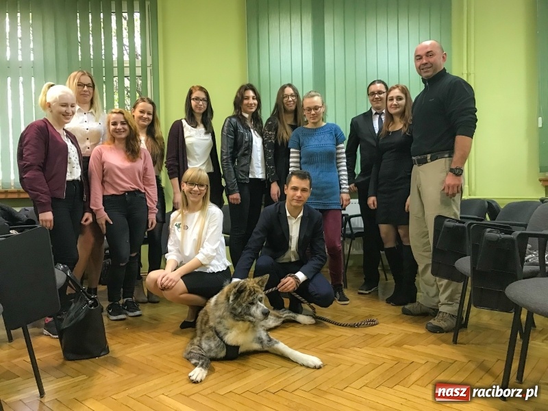 Zdjęcie w galerii na portalu naszraciborz.pl: Hachi'ko na zajęciach w raciborskiej PWSZ  wiadomości z regionu