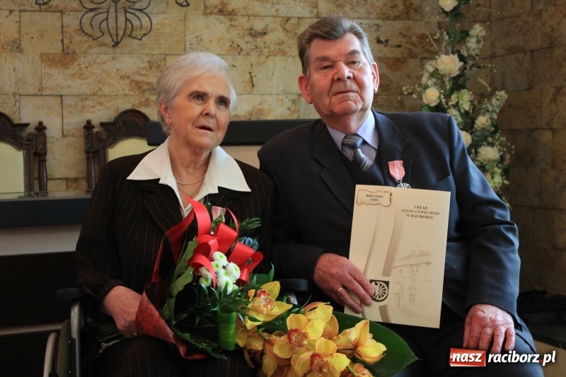 Zdjęcie w galerii na portalu naszraciborz.pl: Małżeńskie Virtuti Militari wręczone. Pary świętowały złote gody w USC wiadomości z regionu