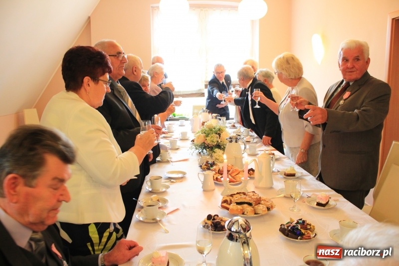 Zdjęcie w galerii na portalu naszraciborz.pl: Małżeńskie Virtuti Militari wręczone. Pary świętowały złote gody w USC wiadomości z regionu