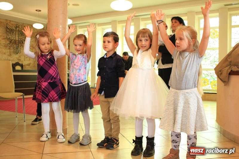 Zdjęcie w galerii na portalu naszraciborz.pl: Małżeńskie Virtuti Militari wręczone. Pary świętowały złote gody w USC wiadomości z regionu