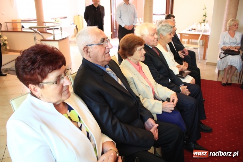 Zdjęcie w galerii na portalu naszraciborz.pl: Małżeńskie Virtuti Militari wręczone. Pary świętowały złote gody w USC wiadomości z regionu