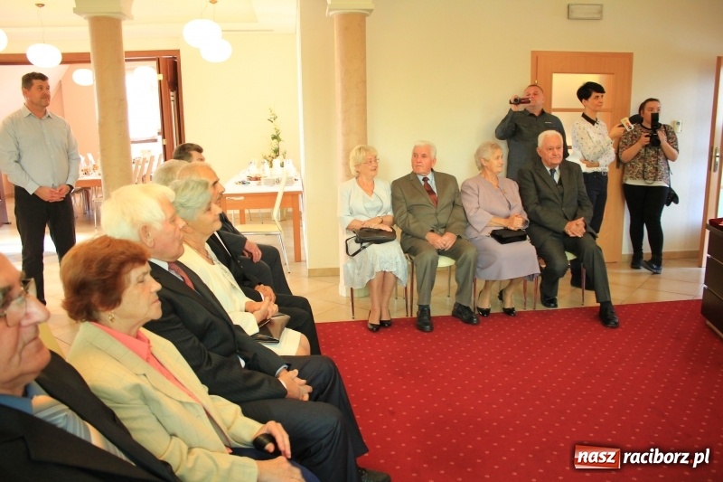 Zdjęcie w galerii na portalu naszraciborz.pl: Małżeńskie Virtuti Militari wręczone. Pary świętowały złote gody w USC wiadomości z regionu