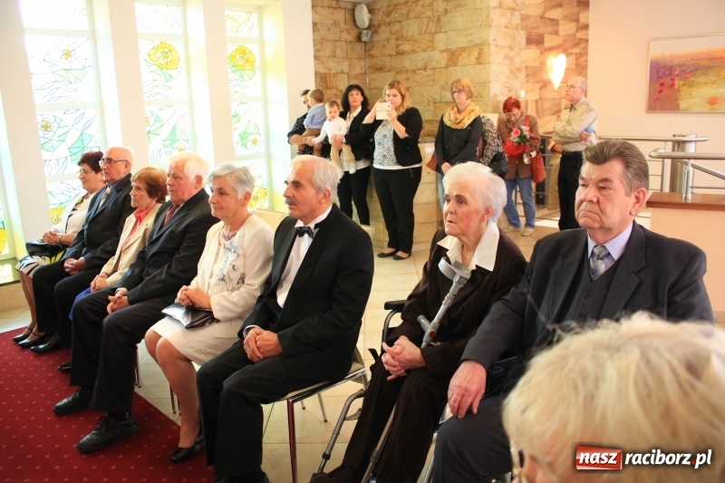 Zdjęcie w galerii na portalu naszraciborz.pl: Małżeńskie Virtuti Militari wręczone. Pary świętowały złote gody w USC wiadomości z regionu