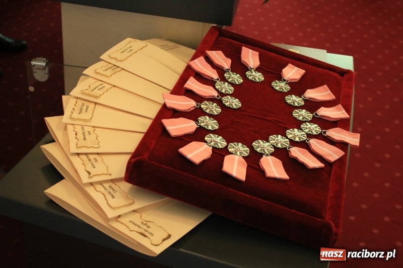 Zdjęcie w galerii na portalu naszraciborz.pl: Małżeńskie Virtuti Militari wręczone. Pary świętowały złote gody w USC wiadomości z regionu