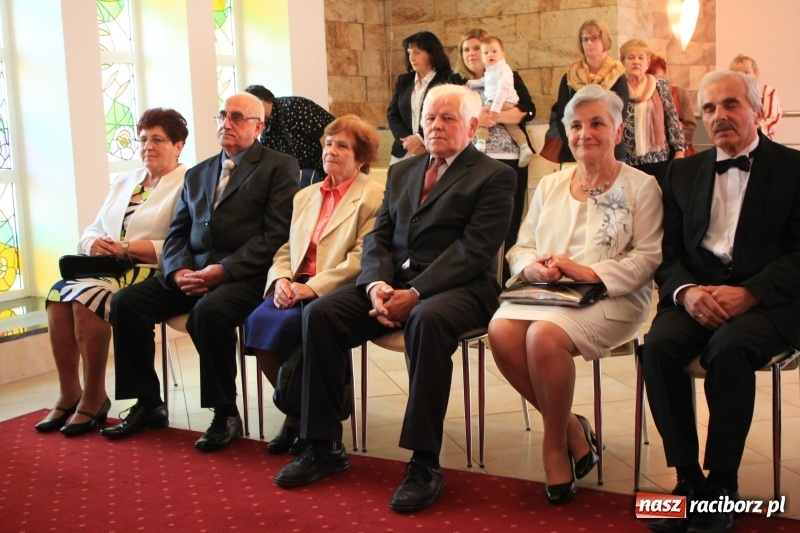 Zdjęcie w galerii na portalu naszraciborz.pl: Małżeńskie Virtuti Militari wręczone. Pary świętowały złote gody w USC wiadomości z regionu