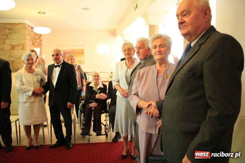 Zdjęcie w galerii na portalu naszraciborz.pl: Małżeńskie Virtuti Militari wręczone. Pary świętowały złote gody w USC wiadomości z regionu