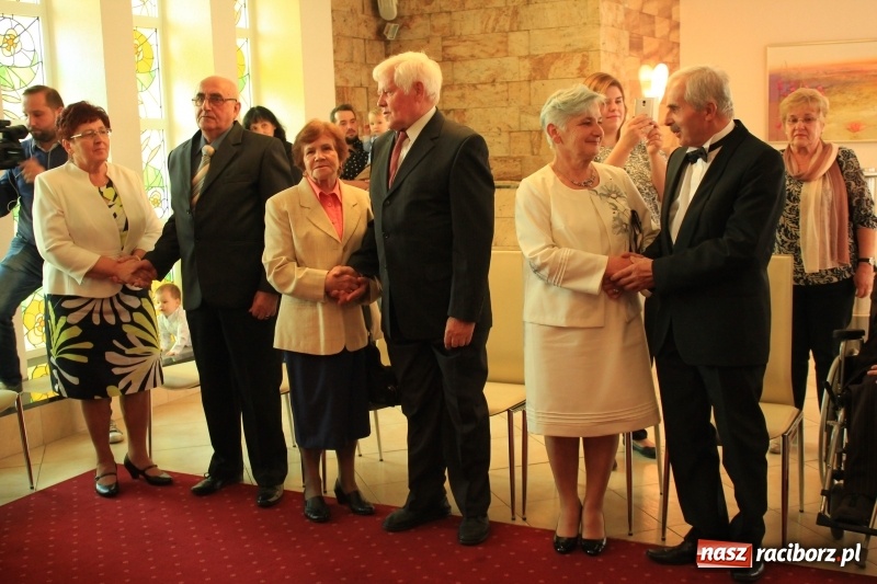 Zdjęcie w galerii na portalu naszraciborz.pl: Małżeńskie Virtuti Militari wręczone. Pary świętowały złote gody w USC wiadomości z regionu