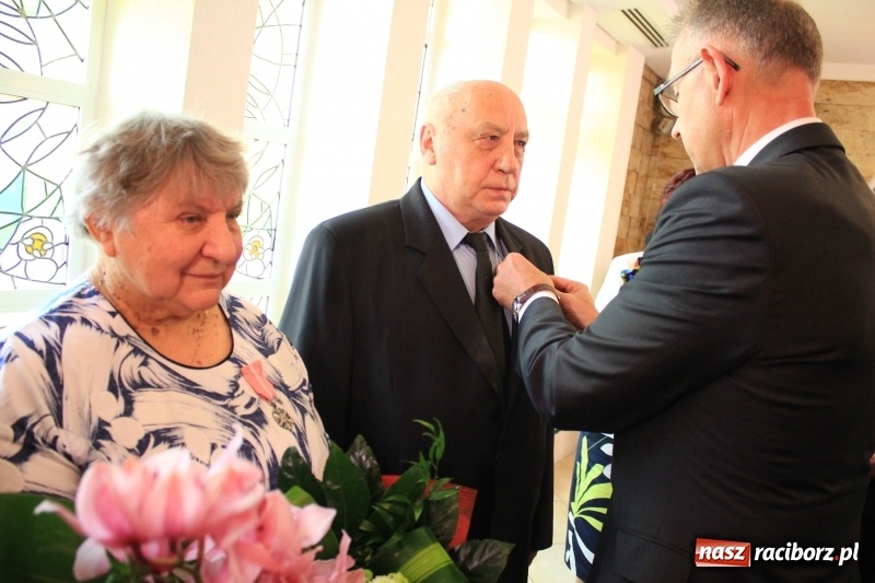 Zdjęcie w galerii na portalu naszraciborz.pl: Małżeńskie Virtuti Militari wręczone. Pary świętowały złote gody w USC wiadomości z regionu