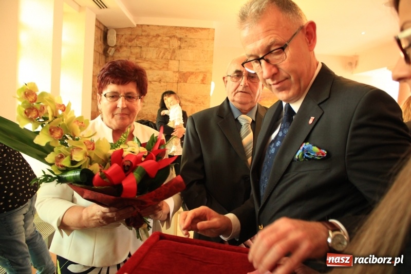 Zdjęcie w galerii na portalu naszraciborz.pl: Małżeńskie Virtuti Militari wręczone. Pary świętowały złote gody w USC wiadomości z regionu