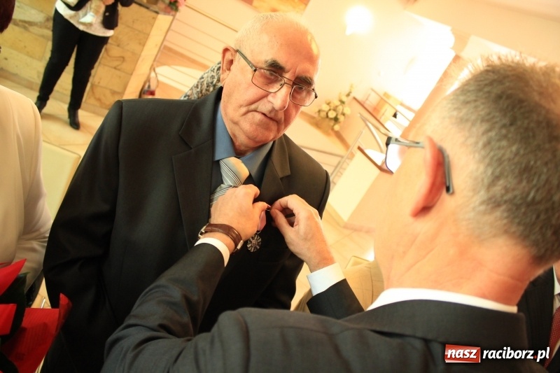 Zdjęcie w galerii na portalu naszraciborz.pl: Małżeńskie Virtuti Militari wręczone. Pary świętowały złote gody w USC wiadomości z regionu