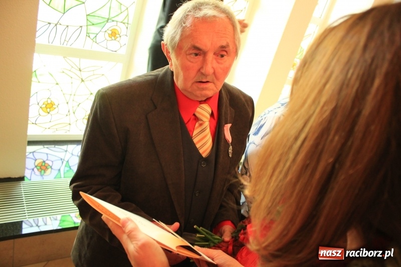 Zdjęcie w galerii na portalu naszraciborz.pl: Małżeńskie Virtuti Militari wręczone. Pary świętowały złote gody w USC wiadomości z regionu