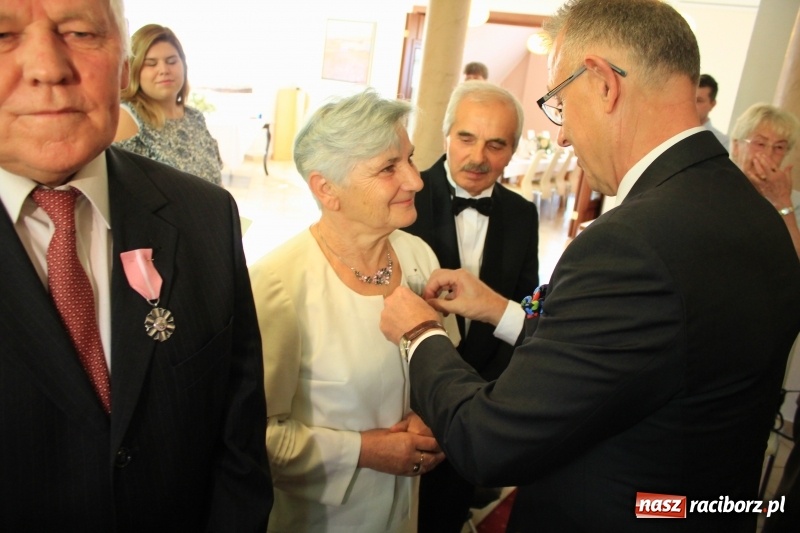 Zdjęcie w galerii na portalu naszraciborz.pl: Małżeńskie Virtuti Militari wręczone. Pary świętowały złote gody w USC wiadomości z regionu