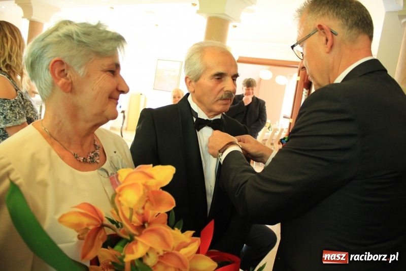 Zdjęcie w galerii na portalu naszraciborz.pl: Małżeńskie Virtuti Militari wręczone. Pary świętowały złote gody w USC wiadomości z regionu