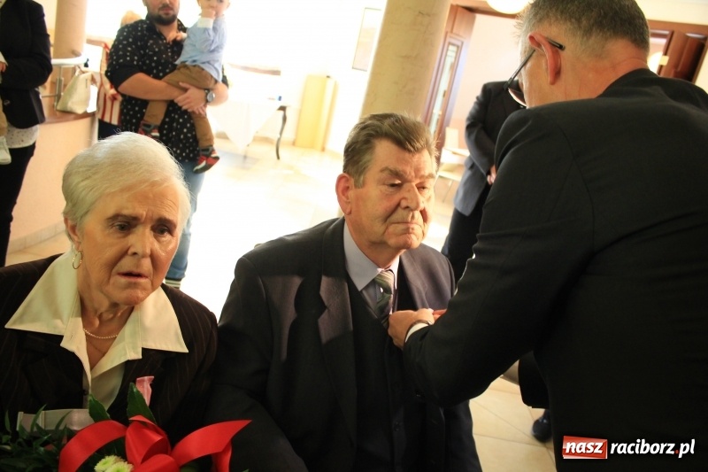 Zdjęcie w galerii na portalu naszraciborz.pl: Małżeńskie Virtuti Militari wręczone. Pary świętowały złote gody w USC wiadomości z regionu