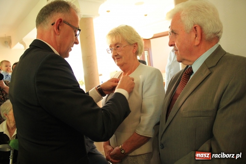 Zdjęcie w galerii na portalu naszraciborz.pl: Małżeńskie Virtuti Militari wręczone. Pary świętowały złote gody w USC wiadomości z regionu