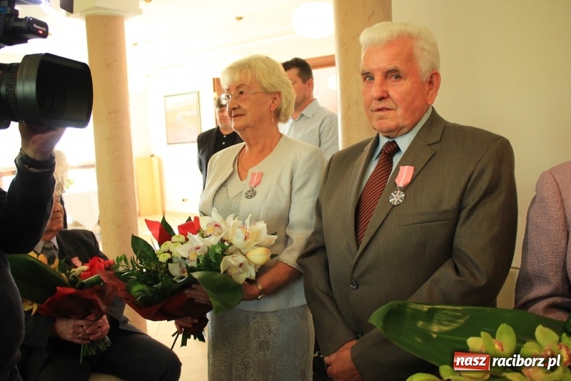 Zdjęcie w galerii na portalu naszraciborz.pl: Małżeńskie Virtuti Militari wręczone. Pary świętowały złote gody w USC wiadomości z regionu