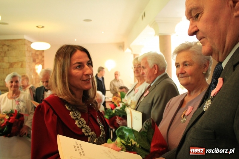 Zdjęcie w galerii na portalu naszraciborz.pl: Małżeńskie Virtuti Militari wręczone. Pary świętowały złote gody w USC wiadomości z regionu