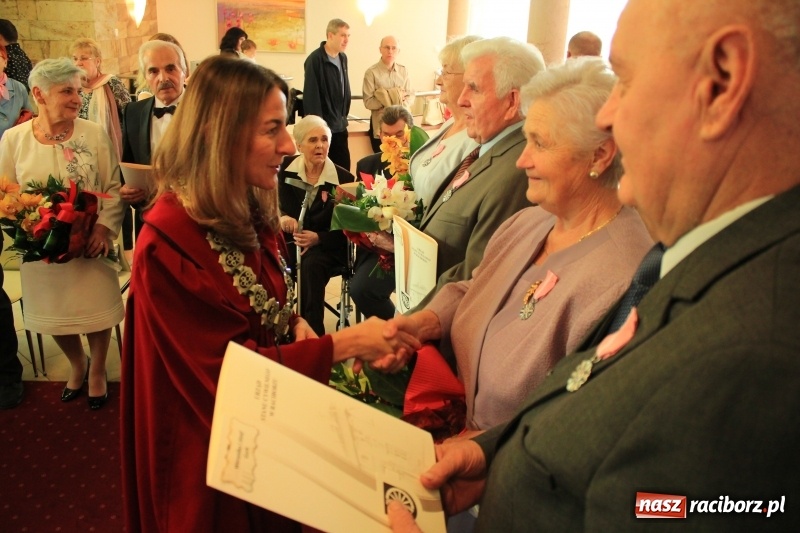 Zdjęcie w galerii na portalu naszraciborz.pl: Małżeńskie Virtuti Militari wręczone. Pary świętowały złote gody w USC wiadomości z regionu